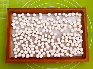 6、红糖蓝莓小圆子,揉成光滑的小圆子，一次可以多做一点，放入冰箱冷冻保存，吃的时候取出来即可，这次只用150克