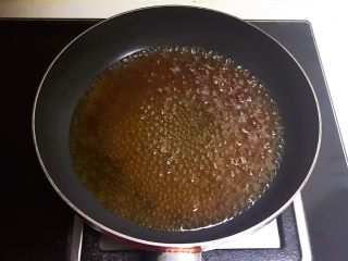 12、红糖蓝莓小圆子,直到汤汁变浓，颜色变深即可，红糖汁熬制好了备用