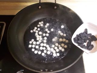 15、红糖蓝莓小圆子,煮到小圆子漂浮起来，加入蓝莓果干后煮1分钟即可