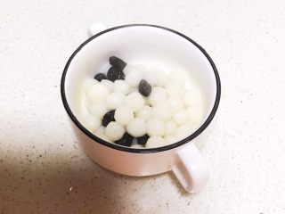 17、红糖蓝莓小圆子,放入碗里