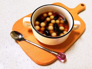 18、红糖蓝莓小圆子,倒入熬制好的红糖汁