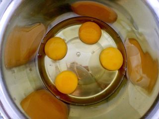 2、海绵蛋糕,鸡蛋全部打到盆里