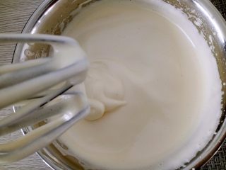 5、海绵蛋糕,打到可以画出花纹,改低速搅打,这样口感更细腻。打到提起打蛋器,蛋液不会很快滴下就差不多了。