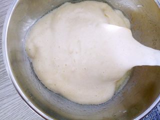 9、海绵蛋糕,舀入适量混合好的面糊,快速翻拌均匀。