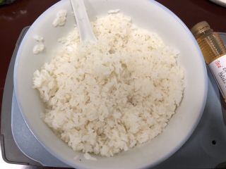1、简单寿司,米饭煮好冷却至30度左右,加上适量寿司醋搅拌均匀。(醋和米饭的比例为1:10或者1:5)