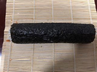 7、简单寿司,小心地卷起来,卷紧一些。