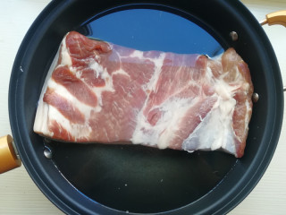 1、【东坡肉】,锅加水,冷水下入五花肉焯水