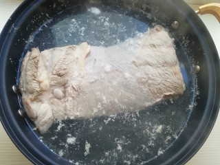 2、【东坡肉】,水烧开后,撇去浮沫,煮10分钟
