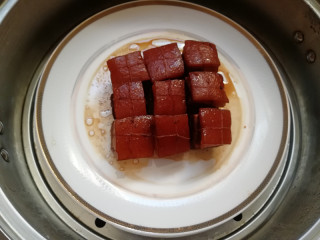 11、【东坡肉】,到时间后,将肉块取出,放在盘内,蒸锅加水烧开,将盘子放入,蒸30分钟