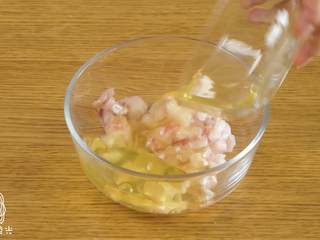 3、12m+赛螃蟹,鸡蛋清倒入黄鱼肉中，搅拌均匀~