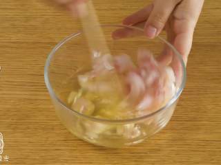 4、12m+赛螃蟹,挤入柠檬汁和淀粉、盐，搅拌均匀~
