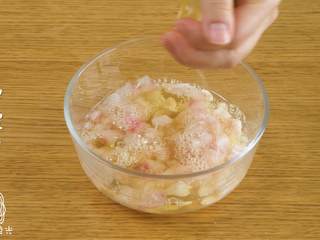 5、12m+赛螃蟹,挤入柠檬汁和淀粉、盐，搅拌均匀~