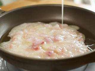 8、12m+赛螃蟹,热锅，倒油，加入鱼肉~