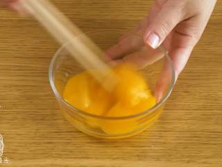10、12m+赛螃蟹,蛋黄打散，搅拌均匀~