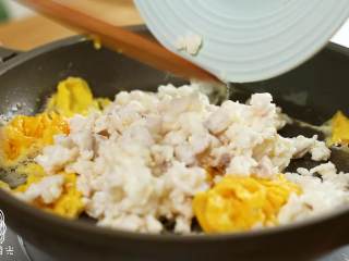 11、12m+赛螃蟹,快速搅拌蛋黄液，然后倒入炒熟的黄鱼肉，翻炒搅拌之后盛出~