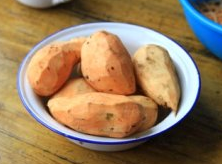 1、苕丝糖,红薯洗好削皮；