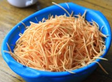 2、苕丝糖,切丝，跟平时切土豆丝的那种粗细，我是用工具刨的，比较整齐，也比较省事；