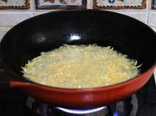 3、苕丝糖,锅中放油，烧热，分批次下红薯丝；