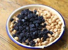 6、苕丝糖,熟花生仁去红衣，黑加仑干去蒂；