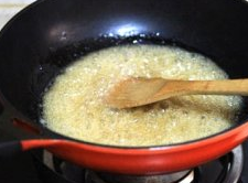 9、苕丝糖,小火熬至糖水浓稠，用勺子沾一点糖水，用手沾一下拉一下，感觉有点拉丝