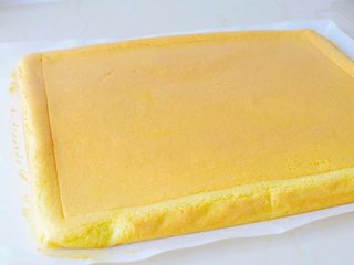 2、【五儿戚风卷】非常适合小白试手,特简单版,揭掉油纸，用刀子把画上标记的四周切掉~