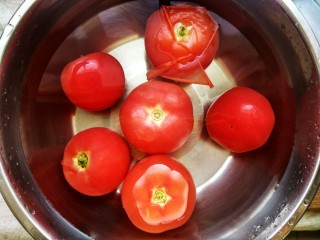 1、不甘平凡的番茄炒蛋,首先将西红柿洗净，用开水烫一下，然后立刻投入凉水中，这样西红柿的皮就很容易去掉了。