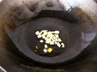 4、不甘平凡的番茄炒蛋,起锅倒入适量食用油，放入一部分洋葱碎，爆香。