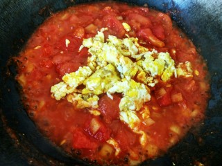 10、不甘平凡的番茄炒蛋,翻炒均匀后下入刚才炒好的鸡蛋，继续煸炒。