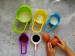 1、蒸着吃的双色甜甜圈米糕 好吃不上火,准备食材