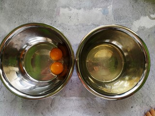 2、蒸着吃的双色甜甜圈米糕 好吃不上火,鸡蛋分离蛋清和蛋黄至无水无油的盆里