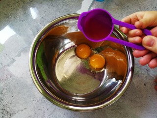 3、蒸着吃的双色甜甜圈米糕 好吃不上火,玉米油倒入蛋黄