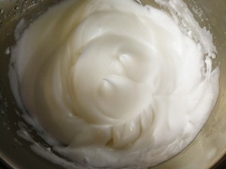 5、蒸着吃的双色甜甜圈米糕 好吃不上火,细砂糖分三次加入蛋清中用电动打蛋器打发