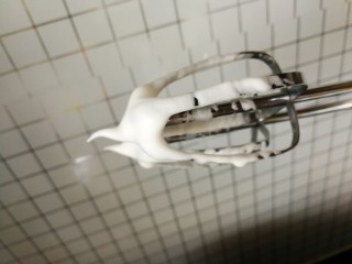 6、蒸着吃的双色甜甜圈米糕 好吃不上火,打到可以提起小尖勾接近硬泡的状态即可