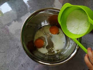 7、蒸着吃的双色甜甜圈米糕 好吃不上火,大米粉倒入蛋黄盆