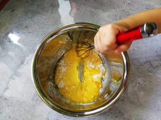 8、蒸着吃的双色甜甜圈米糕 好吃不上火,用蛋抽z字手法混合均匀（肉肉完成的哦）