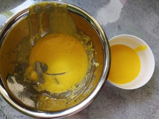 9、蒸着吃的双色甜甜圈米糕 好吃不上火,混合好的蛋黄糊分成两份