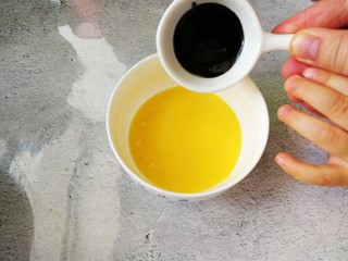 10、蒸着吃的双色甜甜圈米糕 好吃不上火,其中一份倒入黑芝麻核桃酱混合均匀