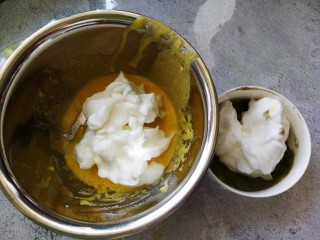 11、蒸着吃的双色甜甜圈米糕 好吃不上火,蛋白霜分成两份分别加入两种蛋黄糊中用翻拌和切拌的手法混合均匀