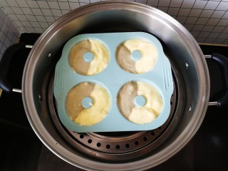 16、蒸着吃的双色甜甜圈米糕 好吃不上火,冷水上锅蒸20分钟，关火焖2分钟