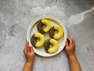 17、蒸着吃的双色甜甜圈米糕 好吃不上火,脱模，非常松软