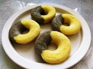 18、蒸着吃的双色甜甜圈米糕 好吃不上火,吃不完的可以根据食用速度选择冷藏或者冷冻保存，吃之前蒸锅加热即可