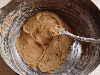 3、宅家自制珍珠奶茶,用勺子快速搅拌成面团。如果面团特别软就再加一点木薯粉，要是干就加少许热水。