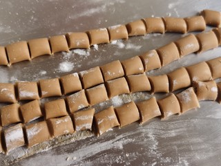 6、宅家自制珍珠奶茶,切成大小均匀的小面块。