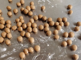 7、宅家自制珍珠奶茶,将小面块搓成一个个小圆球。上面撒上少许木薯粉防粘。