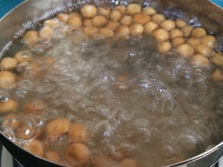 9、宅家自制珍珠奶茶,将做好的珍珠放水里煮熟。