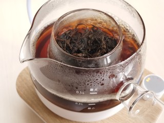 11、宅家自制珍珠奶茶,红茶加入适量的水煮开，水的多少看个人喜欢，要是喜欢奶浓的，这一步可省略，直接用牛奶煮茶叶。