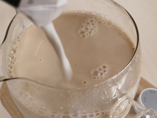 12、宅家自制珍珠奶茶,将牛奶加入煮好的红茶里。