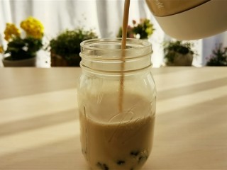 14、宅家自制珍珠奶茶,最后把煮好的奶茶倒入杯里，加入珍珠。