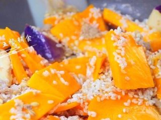 5、南瓜软饭, 大约炒3分钟，将炒锅里的南瓜肉末和米都倒入电饭煲。