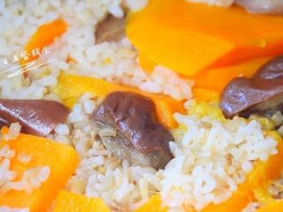 7、南瓜软饭,煮好后再焖五分钟。开盖，黄灿灿，喷喷香。